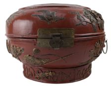 EARLY 20TH CENTURY RED LACQUER BOX AND COVER 20世纪漆器龙纹盒