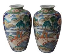 PAIR OF 20TH CENTURY JAPANESE ARITA PORCELAIN VASES 20世纪日本有田烧花瓶一对