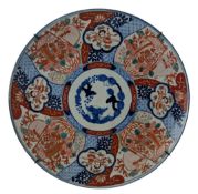 TWO 19TH CENTURY JAPANESE IMARI PORCELAIN CHARGERS 19世纪日本依万里盘子两个