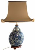 20TH CENTURY CHINESE PORCELAIN MOON FLASK TABLE LAMP 20世纪青花台灯