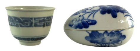 19TH CENTURY CHINESE BLUE AND WHITE SHIPWRECK CUP & LATER EGG