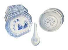 A COLLECTION OF VINTAGE CHINESE BLUE AND WHITE BOWLS & PLATES