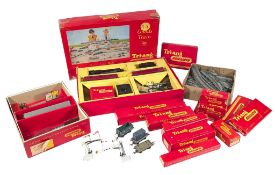 MODEL RAILWAY - A COLLECTION OF OO GAUGE TRIANG MODEL RAILWAY ITEMS