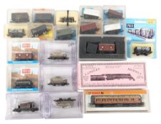 MODEL RAILWAY - COLLECTION OF N GAUGE ROLLING STOCK, WAGONS AND CARRIAGES