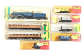 MODEL RAILWAY - MINITRIX LOCOMOTIVE ENGINE AND ROLLING STOCK