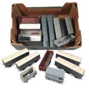 MODEL RAILWAY - COLLECTION OF O GAUGE WAGONS ROLLING STOCK AND OTHER