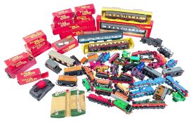 MODEL RAILWAY - COLLECTION OF OO GAUGE TRI-ANG/ HORNBY AND THOMAS THE TANK