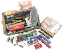 MODEL RAILWAY - COLLECTION OF OO GAUGE ROLLING STOCK AND ACCESSORIES