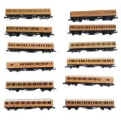 MODEL RAILWAY - A COLLECTION OF N GAUGE PASSENGER CARS/CARRIAGES