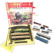 MODEL RAILWAY - TRI-ANG HORNBY OO GAUGE TRAIN SET AND LIMA LOCOMOTIVE