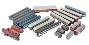 MODEL RAILWAY - COLLECTION OF OO GAUGE LOCOMOTIVES AND COACHES