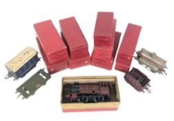MODEL RAILWAY - LOCOMOTIVE AND COLLECTION OF O GAUGE WAGONS