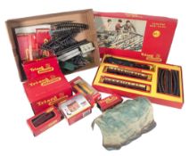 MODEL RAILWAY - TRI-ANG OO GAUGE ELECTRIC TRAIN SET AND ACCESSORIES