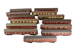 MODEL RAILWAY - COLLECTION OF 13x OO GAUGE COACHES