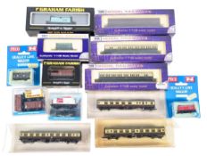 MODEL RAILWAY - COLLECTION OF N GAUGE ROLLING STOCK & COACHES