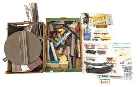 MODEL RAILWAY - COLLECTION OF OO GAUGE LIMA SETS, AND ACCESSORIES