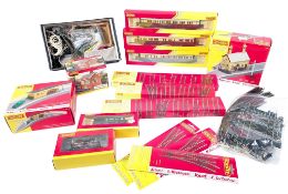 MODEL RAILWAY - COLLECTION OF HORNBY OO GAUGE ROLLING STOCK & ACCESSORIES