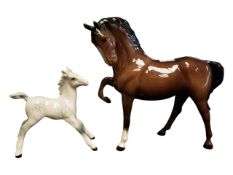 BESWICK - 20TH CENTURY PORCELAIN HORSE AND FOAL FIGURES