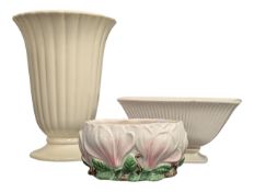 COLLECTION OF STUDIO ART POTTERY - INCLUDING SYLVAC, WEDGWOOD & DARTMOUTH