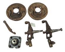 A SET OF CLASSIC STANDARD SPINDLES AND HUBS