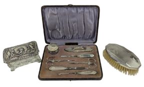 EDWARD VII HALLMARKED SILVER & GLASS LIDDED BOX & CASED SILVER MANICURE SET