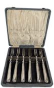 CASED SET OF SIX GEORGE V HALLMARKED SILVER HANDLED CAKE / FRUIT FORKS