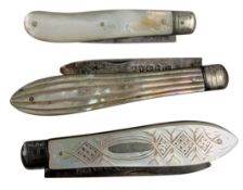 THREE VICTORIAN HALLMARKED SILVER BLADED & MOP FOLDING FRUIT KNIVES