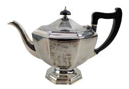 20TH CENTURY ELIZABETH II HALLMARKED SILVER TEAPOT