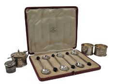 CASED GEORGE V HALLMARKED SILVER COFFEE BEAN SPOONS BY MAPPIN & WEBB