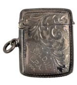 AN EARLY 20TH CENTURY EDWARD VII HALLMARKED SILVER VESTA CASE