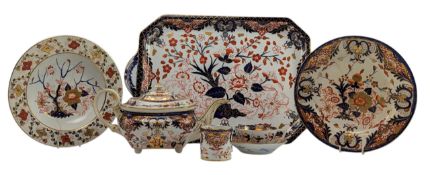 SEVEN EARLY 19TH CENTURY CROWN DERBY KINGS IMARI DINNER SERVICE PIECES