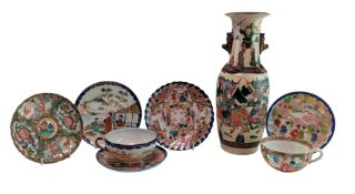 19TH CENTURY CHINESE CANTON FAMILLE ROSE TEACUP & SAUCER & A NAKING CRACKLED VASE