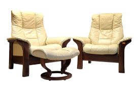 PAIR OF CONTEMPORARY EKORNES STRESSLESS WINDSOR WHITE LEATHER ARMCHAIRS