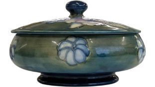MOORCROFT POTTERY, STOKE ON TRENT - VINTAGE 20TH CENTURY CERAMIC POWDER POT