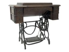 VICTORIAN 19TH CENTURY OAK & METAL SINGER SEWING MACHINE