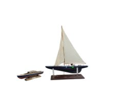VINTAGE 20TH CENTURY MODEL SAILING BOAT / YACHT