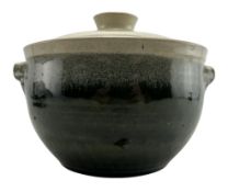 JOHN HARLOW - A STUDIO ART POTTERY A 20TH CENTURY POTTERY LIDDED POT