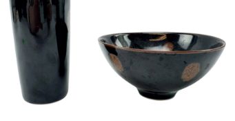 CHRIS KEENAN (BRITISH, B.1960) STUDIO POTTERY BOWL & TUMBLER