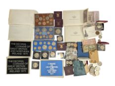COLLECTION OF VINTAGE 20TH CENTURY & LATER UK COMMEMORATIVE COIN PACKS
