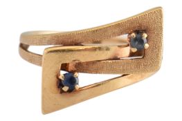 CONTINENTAL GOLD & SAPPHIRE RIBBON BAND RING