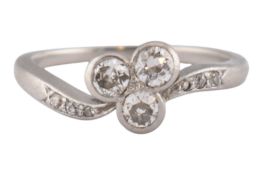 EARLY 20TH CENTURY PLATINUM & DIAMOND SHAMROCK CROSSOVER RING