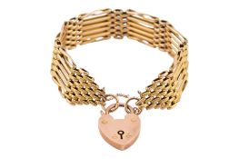 AN EARLY 20TH CENTURY 9CT GOLD GATELINK BRACELET