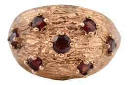 1970S 9CT GOLD & GARNET BOMBE RING