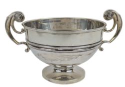 20TH CENTURY GEORGE V HALLMARKED SILVER TWIN-HANDLED FOOTED BOWL