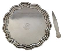20TH CENTURY GEORGE V HALLMARKED SILVER SALVER TRAY T/W LETTER OPENER