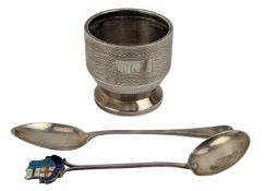 GEORGE V HALLMARKED SILVER CHRISTENING EGG CUP & TWO HALLMARKED SILVER TEASPOONS