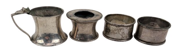 PAIR OF GEORGE V HALLMARKED SILVER NAPKIN RINGS & 2 CONDIMENT POTS
