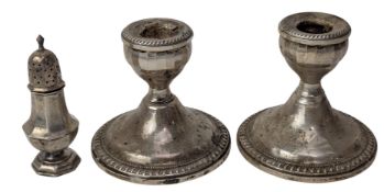 VICTORIAN HALLMARKED SILVER PEPPERETTE & PAIR OF AMERICAN SILVER CANDLESTICKS