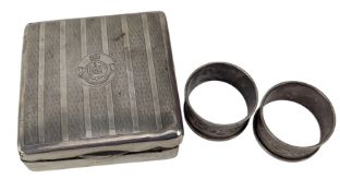 EDWARD VII HALLMARKED SILVER DESKTOP CIGARETTE BOX & TWO SILVER NAPKIN RINGS