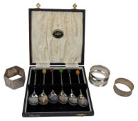 TWO VICTORIAN HALLMARKED SILVER NAPKIN RINGS & CASED SILVER COFFEE BEAN SPOONS